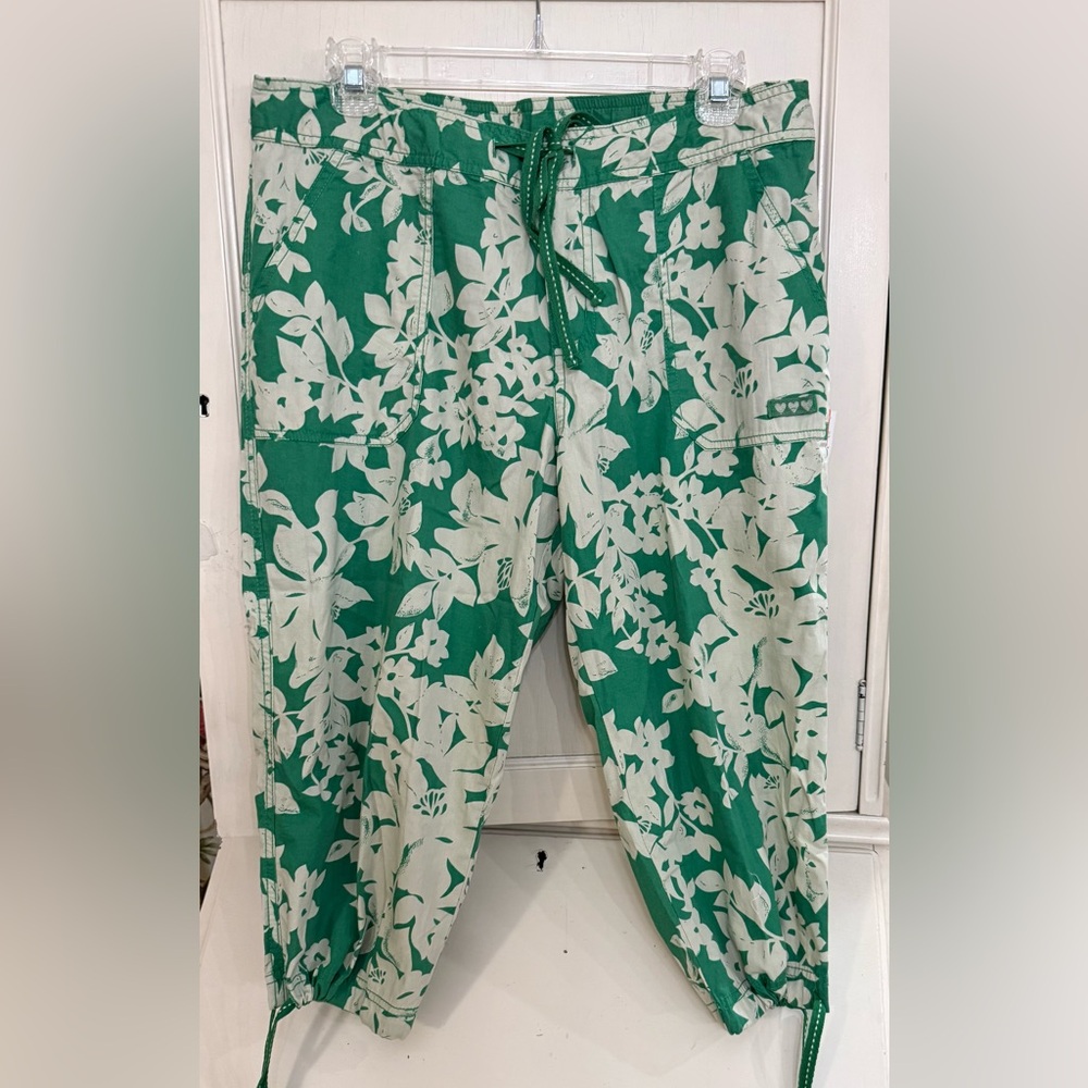 NWT Three Hearts Capri Hawaiian Print Pants size medium